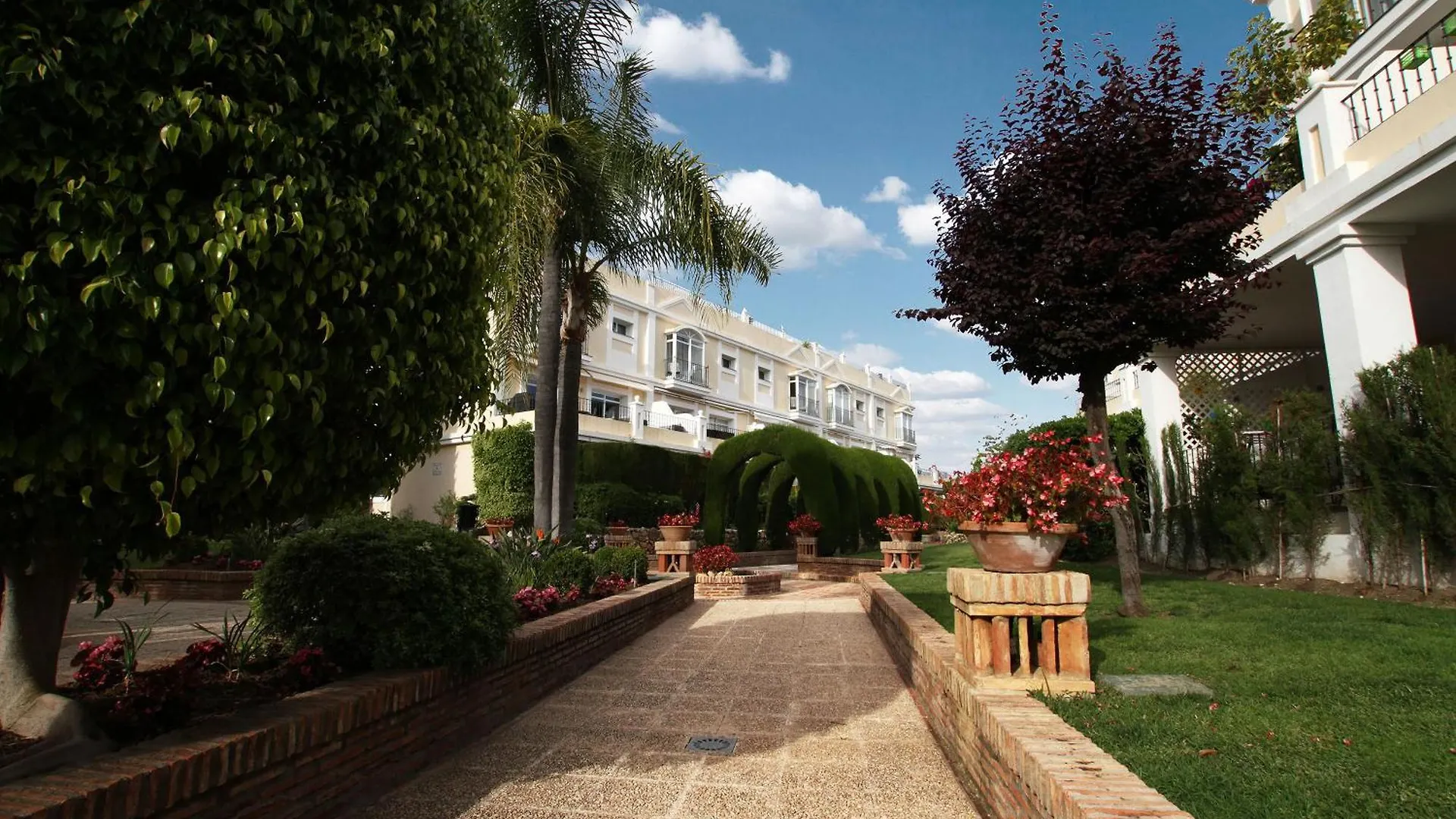 Spacious 2 Bed Duplex In Aloha Gardens Close To Puerto Banus Marbellac 0*,  Espagne